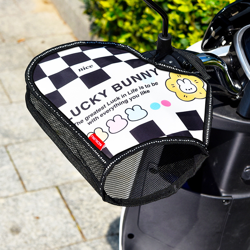 Povlak na riadidlá pre elektrické skútre a motocykle – hliníková izolačná vrstva; vodeodolný, priedušný, tepelnoizolačný; prispôsobiteľný.