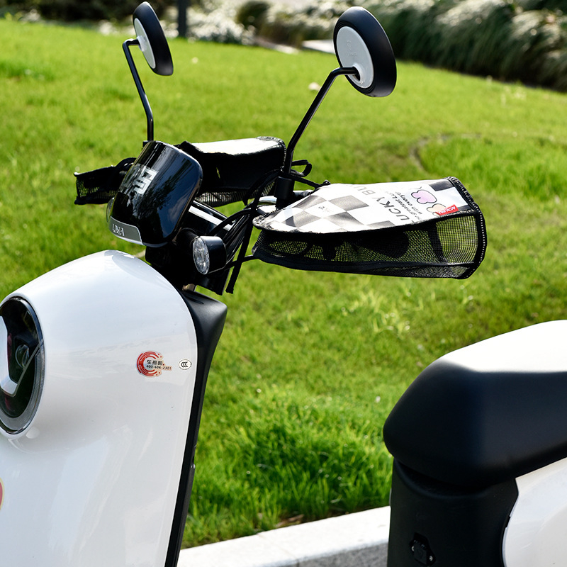 Rankenėlių uždangalas elektriniams paspirtukams ir motociklams – aliuminio šiluminis sluoksnis; atsparus vandeniui, kvėpuojantis, šiluminė izoliacija; pritaikomas.