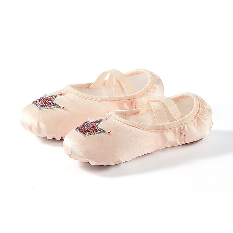 Gyerekeknek készült balett-tánccipő satin macska láb mintával, felsőrész selyem, talp marhabőr, strassz díszítés, légáteresztő és könnyű