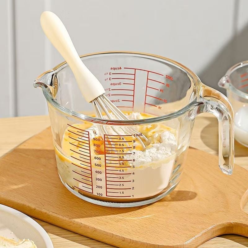 Sklenená odmerka s ml stupnicou, tepelne odolná, z borosilikátového skla, s držadlom, na pečenie.