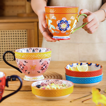 Porcelánový hrnček s kvetinovým vzorom, vidiecky štýl, vhodný do mikrovlnky, odolný voči vysokým teplotám.