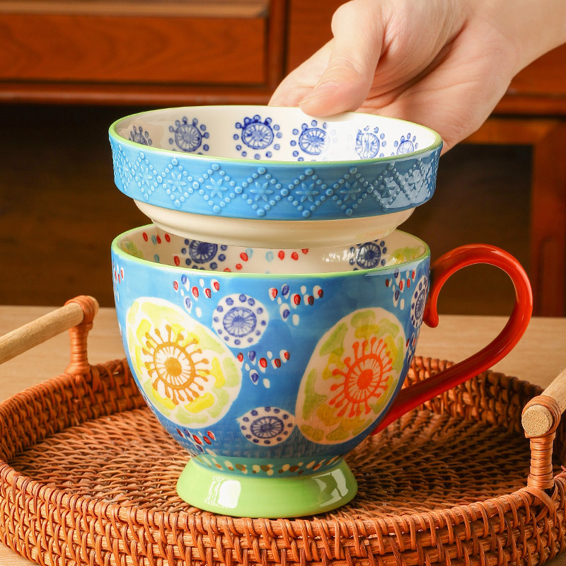 Porcelánový hrnček s kvetinovým vzorom, vidiecky štýl, vhodný do mikrovlnky, odolný voči vysokým teplotám.