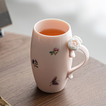 Keramický pohár s ručne vyrobeným kvetinovým motívom, štýl ľahký luxus; vhodný darček na čaj, kávu alebo džús