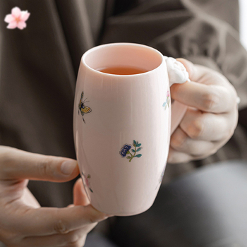 Keramický pohár s ručne vyrobeným kvetinovým motívom, štýl ľahký luxus; vhodný darček na čaj, kávu alebo džús