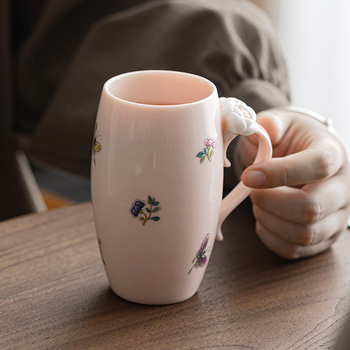 Keramický pohár s ručne vyrobeným kvetinovým motívom, štýl ľahký luxus; vhodný darček na čaj, kávu alebo džús
