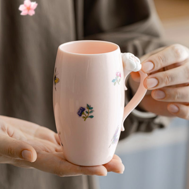 Keramický pohár s ručne vyrobeným kvetinovým motívom, štýl ľahký luxus; vhodný darček na čaj, kávu alebo džús