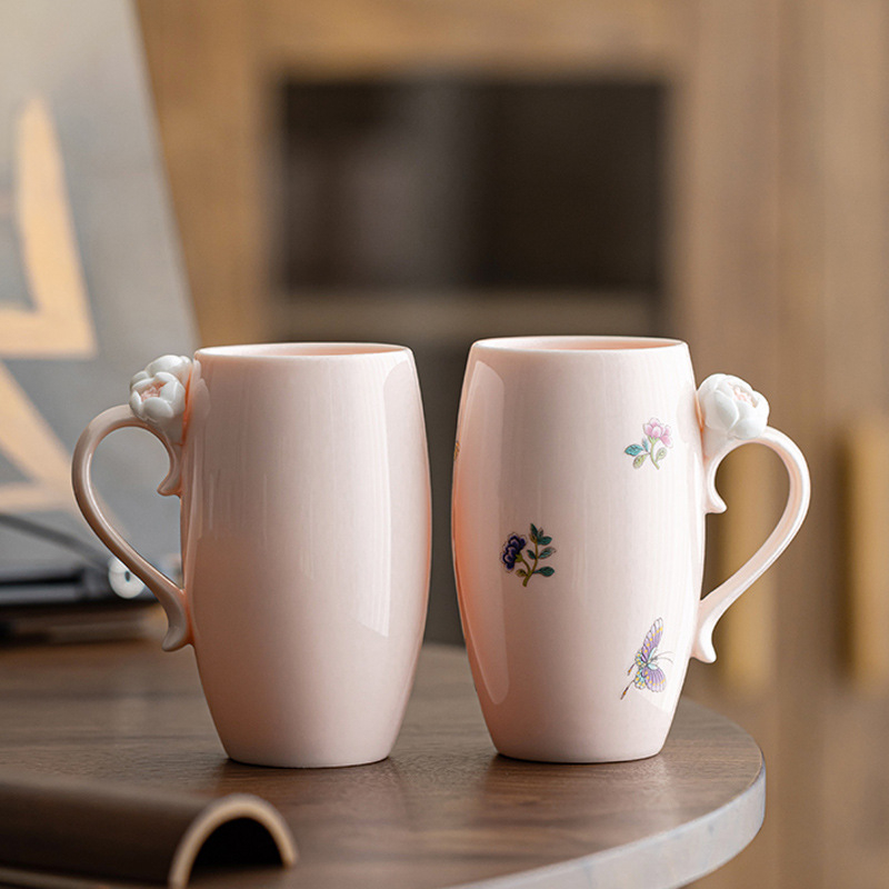 Keramický pohár s ručne vyrobeným kvetinovým motívom, štýl ľahký luxus; vhodný darček na čaj, kávu alebo džús