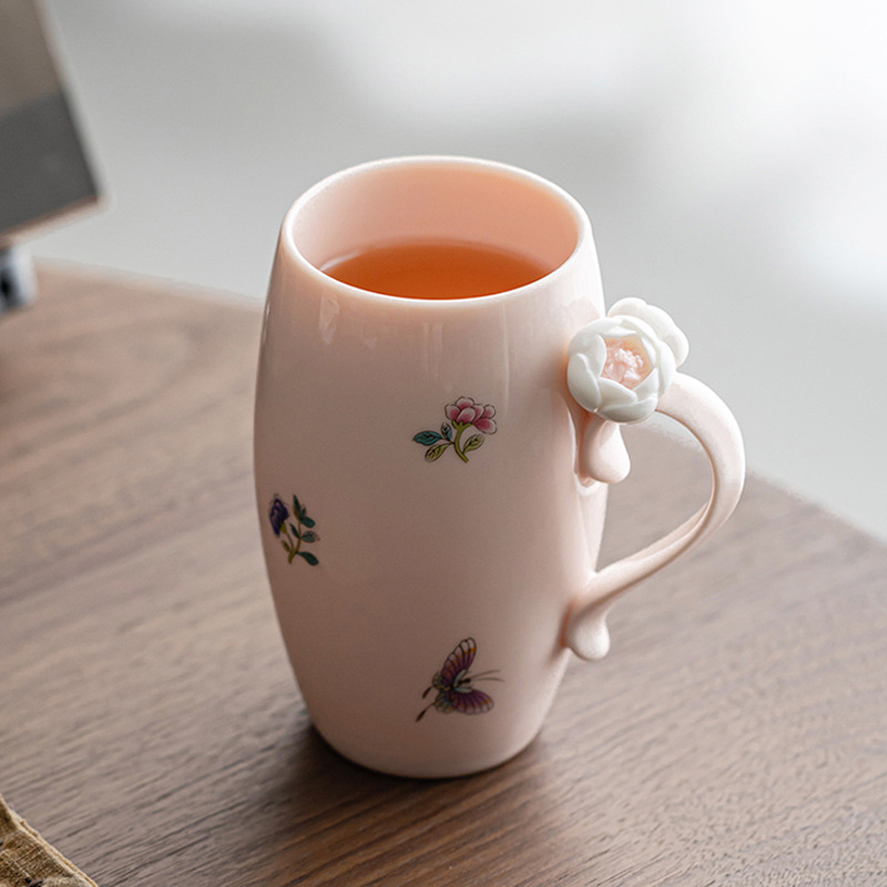 Keramický pohár s ručne vyrobeným kvetinovým motívom, štýl ľahký luxus; vhodný darček na čaj, kávu alebo džús