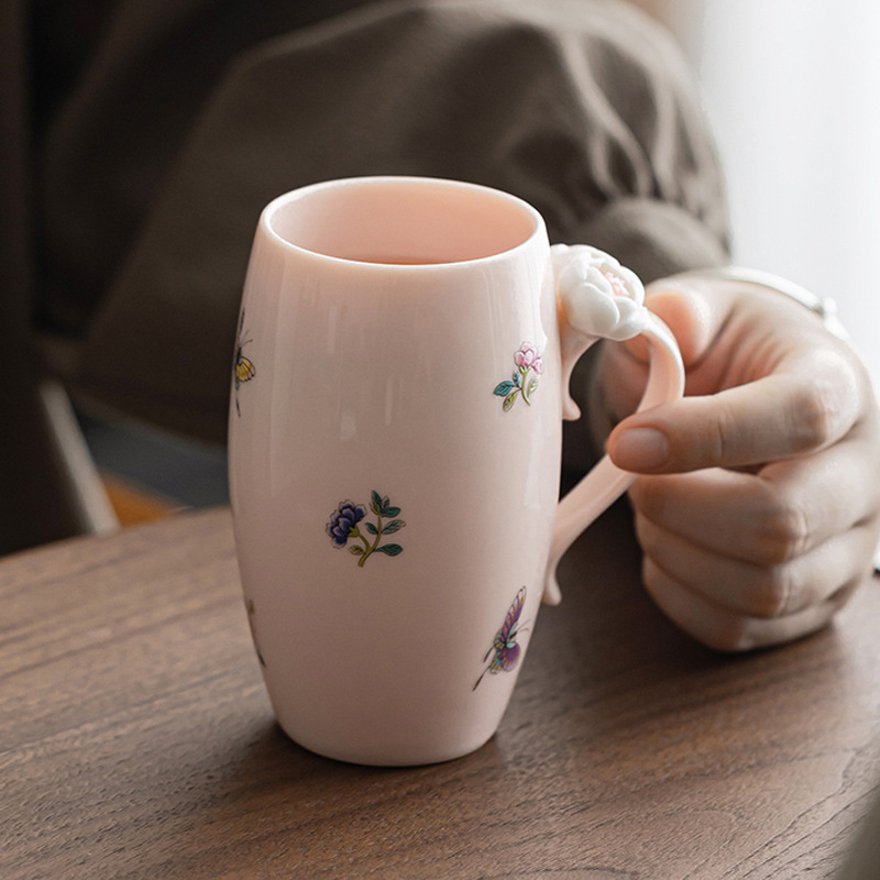 Keramický pohár s ručne vyrobeným kvetinovým motívom, štýl ľahký luxus; vhodný darček na čaj, kávu alebo džús