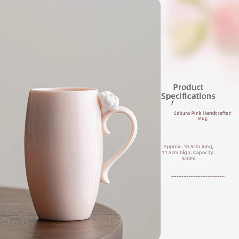 Keramický pohár s ručne vyrobeným kvetinovým motívom, štýl ľahký luxus; vhodný darček na čaj, kávu alebo džús