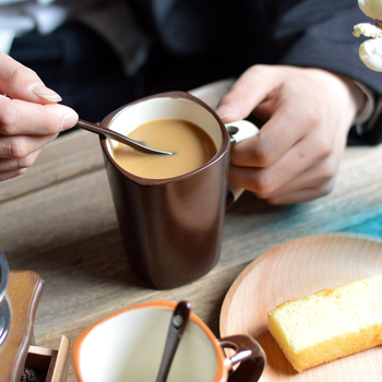 Štvorec keramický hrnček s lyžičkou — matný povrch, štvorcový tvar, s držadlom a lyžičkou, vhodný do mikrovlnky, možnosť tlače loga