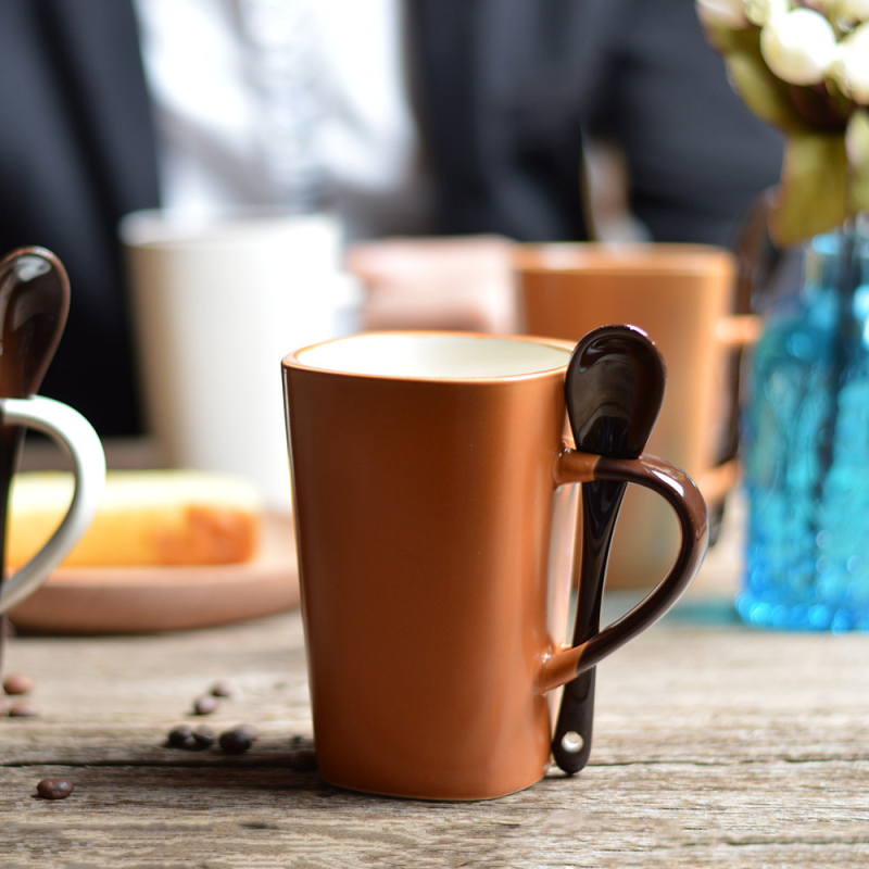 Štvorec keramický hrnček s lyžičkou — matný povrch, štvorcový tvar, s držadlom a lyžičkou, vhodný do mikrovlnky, možnosť tlače loga