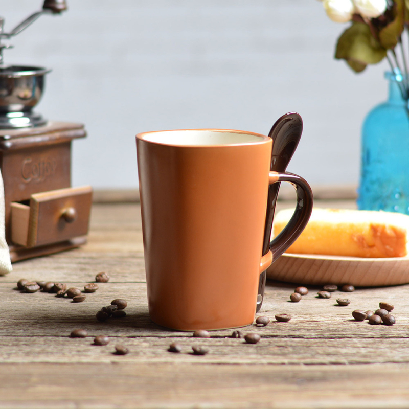 Štvorec keramický hrnček s lyžičkou — matný povrch, štvorcový tvar, s držadlom a lyžičkou, vhodný do mikrovlnky, možnosť tlače loga