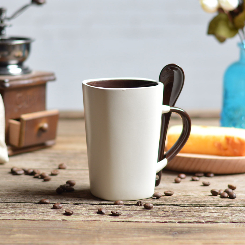 Štvorec keramický hrnček s lyžičkou — matný povrch, štvorcový tvar, s držadlom a lyžičkou, vhodný do mikrovlnky, možnosť tlače loga