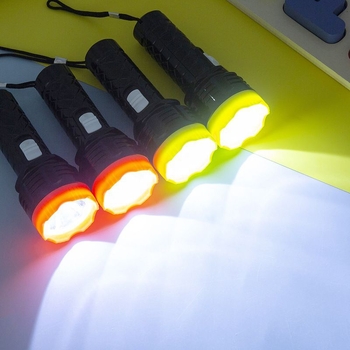 LED mini ručná baterka s vymeniteľnou AA batériou — kompaktné prenášateľné svetlo pre internát