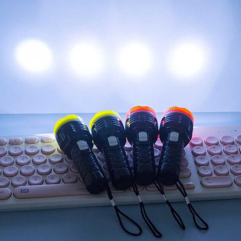 LED mini ručná baterka s vymeniteľnou AA batériou — kompaktné prenášateľné svetlo pre internát