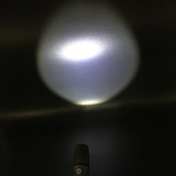 DP526A LED svjetiljka, napajanje baterijom, ABS kućište, snaga 1W, domet 100–200 m, uključen punjač