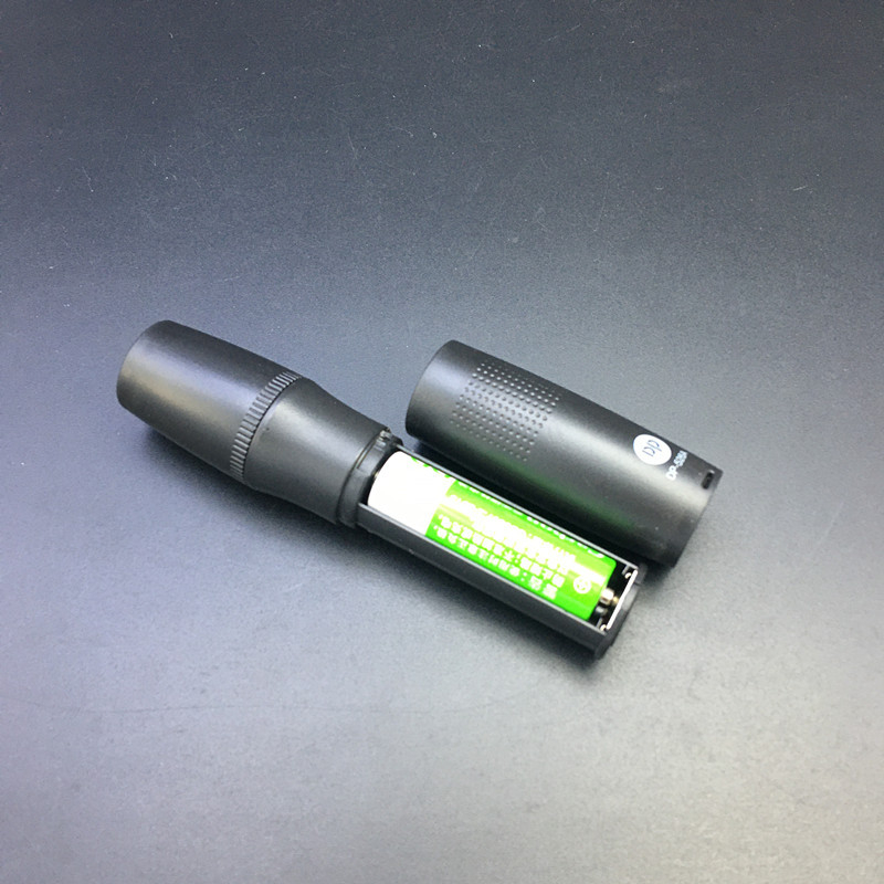 DP526A LED svjetiljka, napajanje baterijom, ABS kućište, snaga 1W, domet 100–200 m, uključen punjač