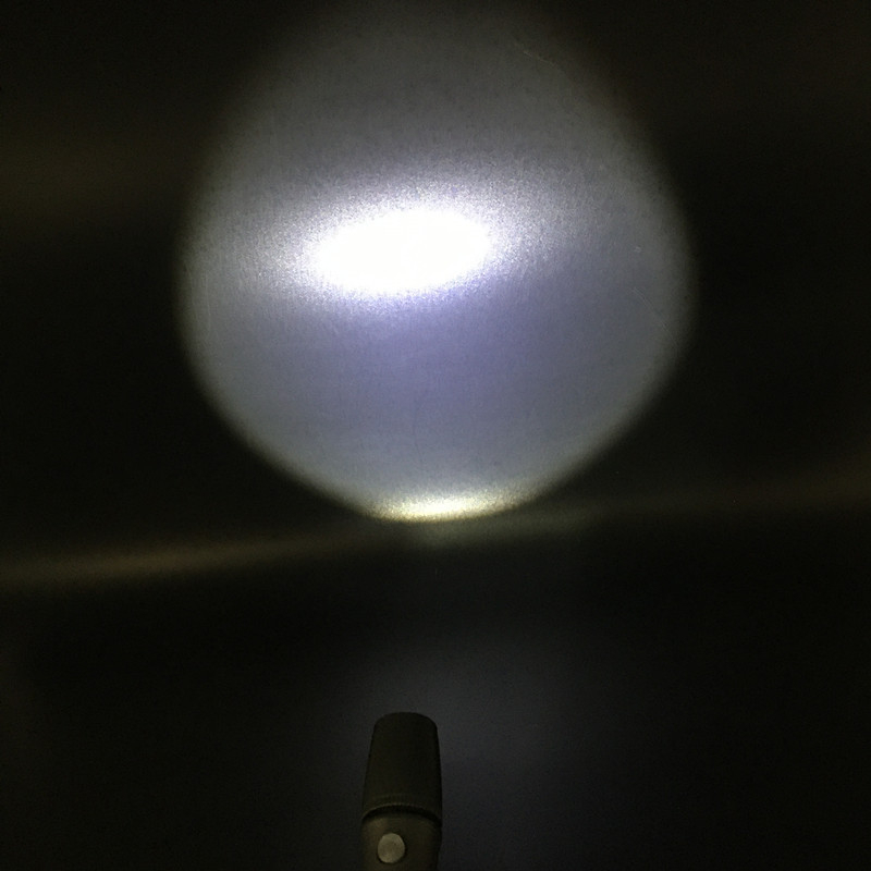 DP526A LED svjetiljka, napajanje baterijom, ABS kućište, snaga 1W, domet 100–200 m, uključen punjač