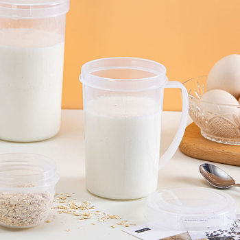 Mliečna meracia miska s viečkom a držadlom — minimalistický štýl, PP plast, vhodná do mikrovlnnej rúry, s meracou škálou, značka KJH.
