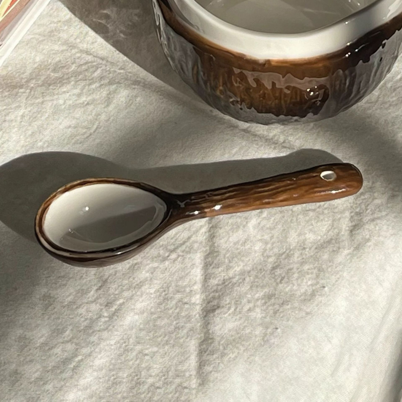 Keramický hrnček na kávu - moderný minimalistický štýl, téma kokosové mlieko