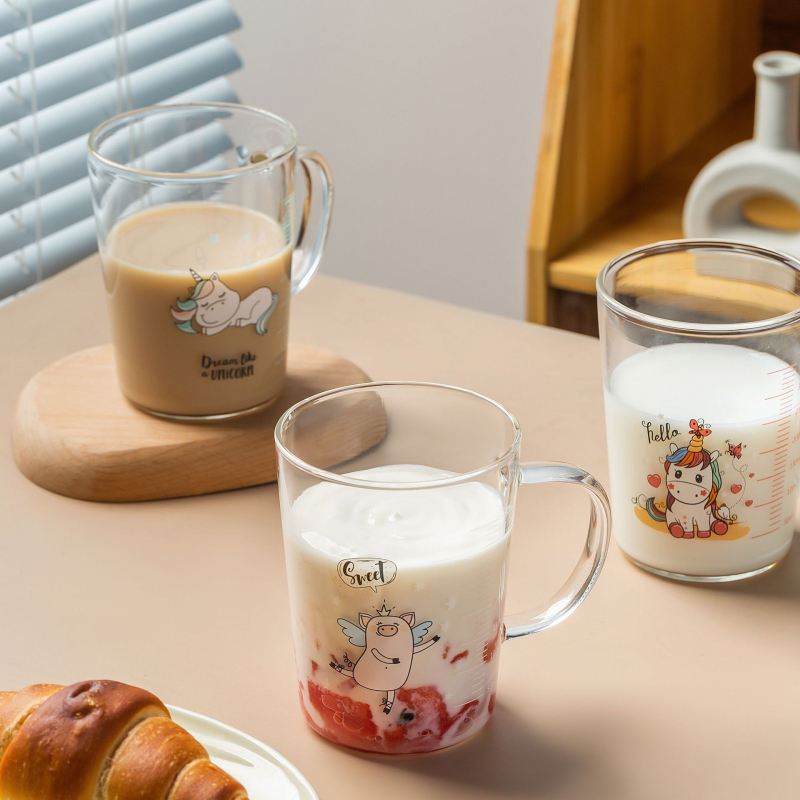 Sklenená šálka na mlieko s karikatúrnym vzorom, borosilikátové sklo, odolná voči teplu, s držadlom
