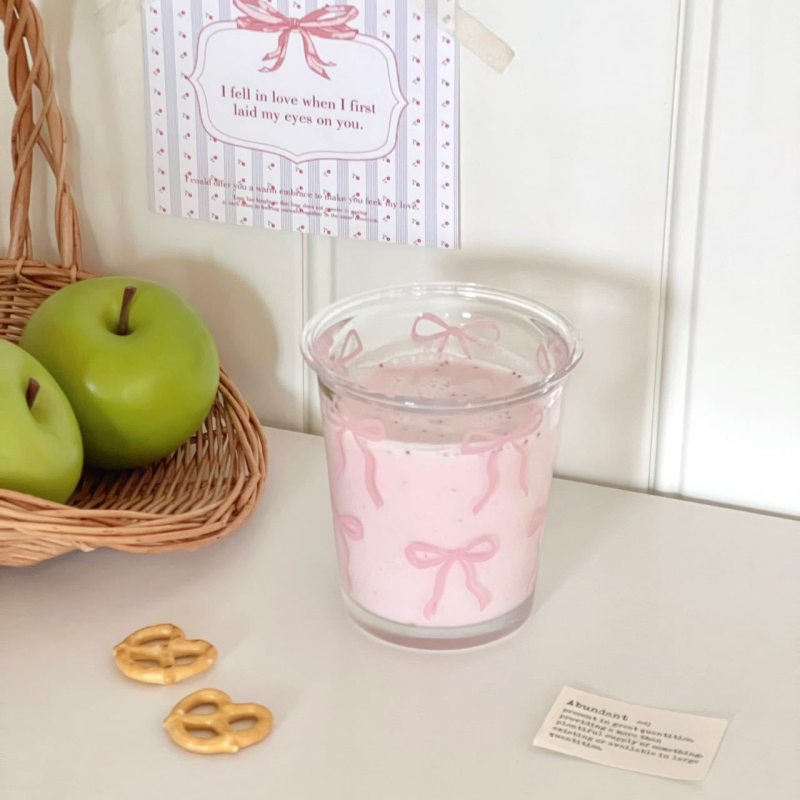 Sklenená pohár na nápoje s roztomilým mašličkovým vzorom a kvetinovým motívom, teplotne odolný, guľatý, jednovrstvový