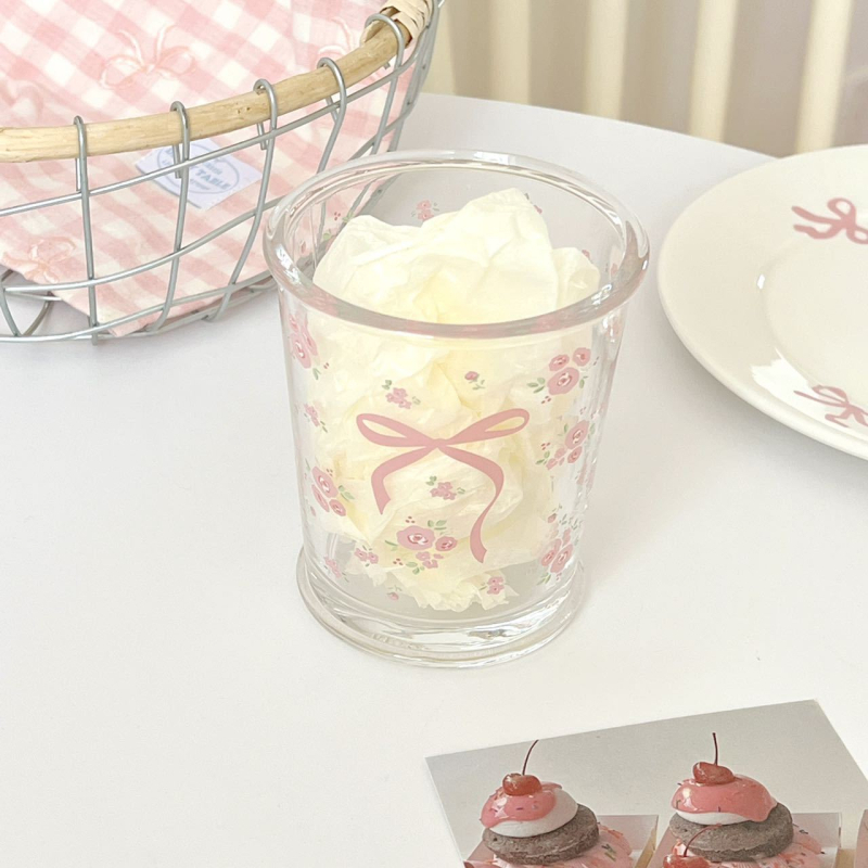 Sklenená pohár na nápoje s roztomilým mašličkovým vzorom a kvetinovým motívom, teplotne odolný, guľatý, jednovrstvový