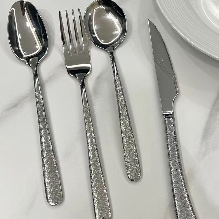 Set z nerezovej ocele 304 s kladivovým vzorom – stolný nôž, nô na steak, vidlička a lyžica; zosilnená verzia, severský štýl, zrkadlový lesk