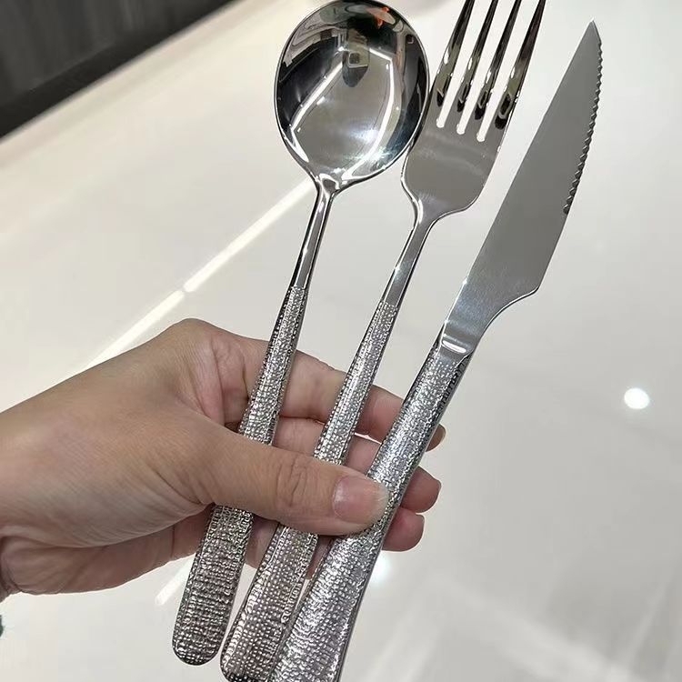 Set z nerezovej ocele 304 s kladivovým vzorom – stolný nôž, nô na steak, vidlička a lyžica; zosilnená verzia, severský štýl, zrkadlový lesk