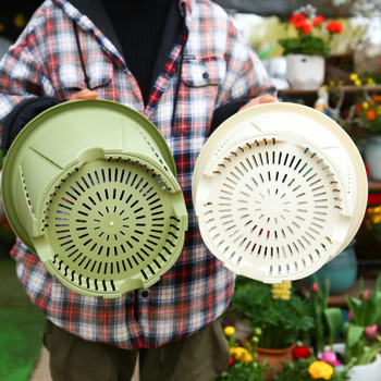 Kvetináč z živice s priedušnou konštrukciou, odolný voči deformáciám a korózii, pevný a odolný, vhodný na stolné aj podlažné použitie.