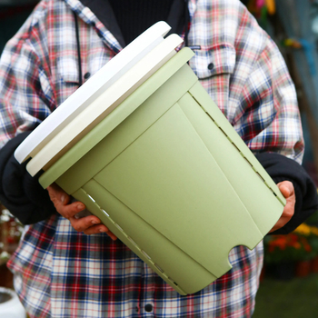 Kvetináč z živice s priedušnou konštrukciou, odolný voči deformáciám a korózii, pevný a odolný, vhodný na stolné aj podlažné použitie.