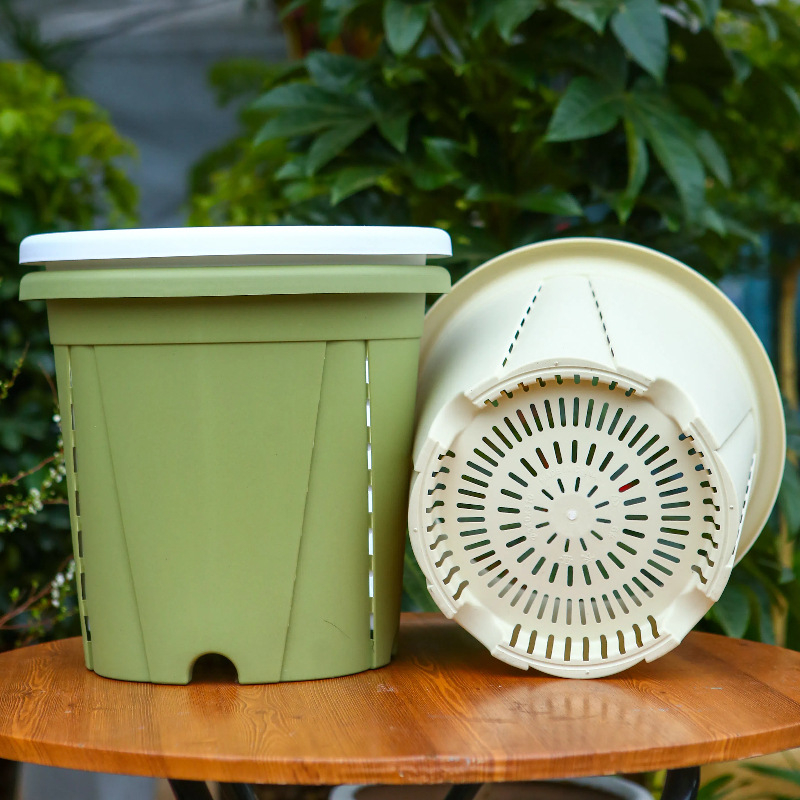 Kvetináč z živice s priedušnou konštrukciou, odolný voči deformáciám a korózii, pevný a odolný, vhodný na stolné aj podlažné použitie.