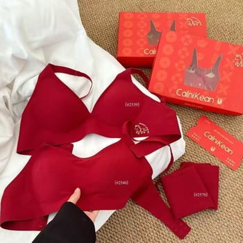 Nylon anyagú fehérnemű szett, 3/4-es kosár, formázott kosarak szivaccal, rögzített dupla vállpántok, hátul három sor kampó