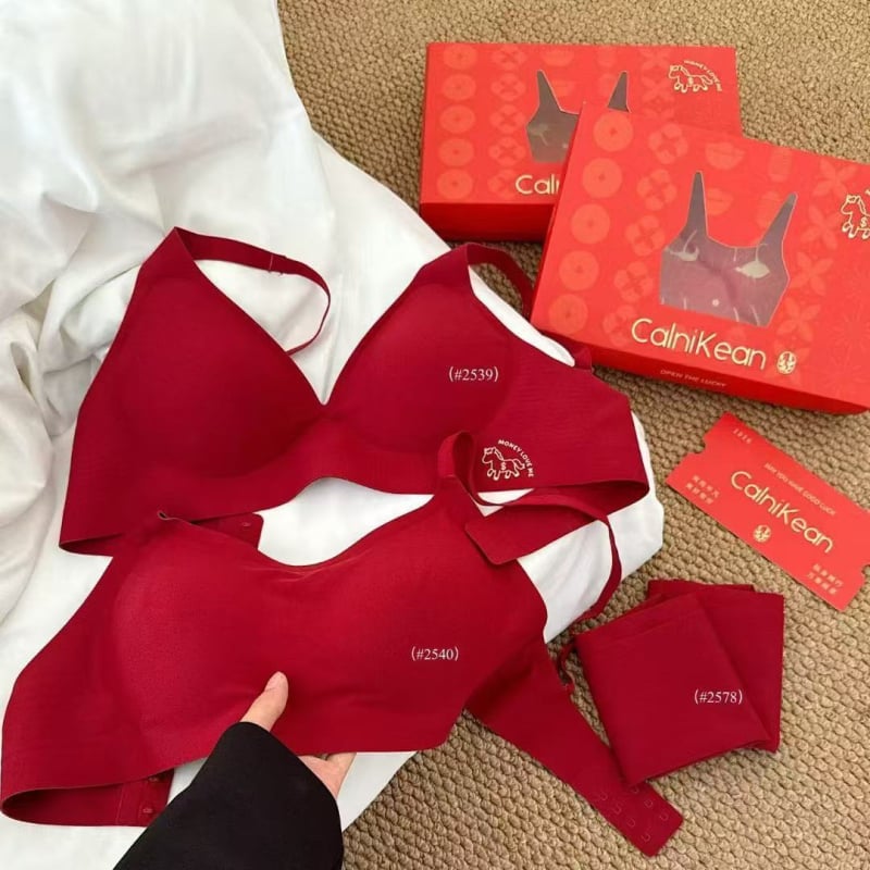 Nylon anyagú fehérnemű szett, 3/4-es kosár, formázott kosarak szivaccal, rögzített dupla vállpántok, hátul három sor kampó