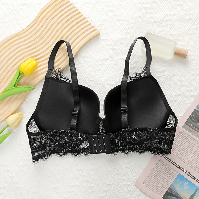 Сутиен с тънки дантелени чашки и банел, нейлонова материя, чашка 3/4, свалящи се двойни презрамки, задно закопчаване с три реда куки