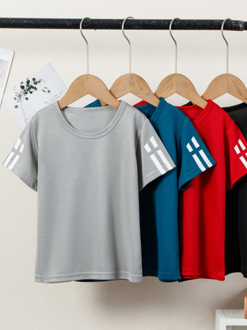 Детски спортен комплект от две части: топ с къс ръкав и къси панталони; полиестерна материя с подплата от полиестер; дизайн в цветово съчетание; подходящ за лято; мултиспорт (баскетбол, футбол, тенис, бадминтон); за деца 3–8 г.