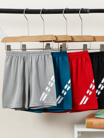 Детски спортен комплект от две части: топ с къс ръкав и къси панталони; полиестерна материя с подплата от полиестер; дизайн в цветово съчетание; подходящ за лято; мултиспорт (баскетбол, футбол, тенис, бадминтон); за деца 3–8 г.