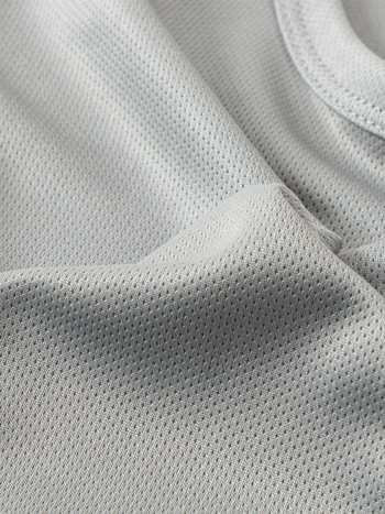 Детски спортен комплект от две части: топ с къс ръкав и къси панталони; полиестерна материя с подплата от полиестер; дизайн в цветово съчетание; подходящ за лято; мултиспорт (баскетбол, футбол, тенис, бадминтон); за деца 3–8 г.