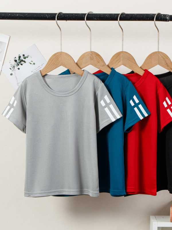 Детски спортен комплект от две части: топ с къс ръкав и къси панталони; полиестерна материя с подплата от полиестер; дизайн в цветово съчетание; подходящ за лято; мултиспорт (баскетбол, футбол, тенис, бадминтон); за деца 3–8 г.