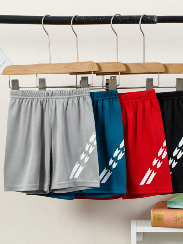 Детски спортен комплект от две части: топ с къс ръкав и къси панталони; полиестерна материя с подплата от полиестер; дизайн в цветово съчетание; подходящ за лято; мултиспорт (баскетбол, футбол, тенис, бадминтон); за деца 3–8 г.