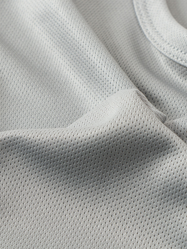 Детски спортен комплект от две части: топ с къс ръкав и къси панталони; полиестерна материя с подплата от полиестер; дизайн в цветово съчетание; подходящ за лято; мултиспорт (баскетбол, футбол, тенис, бадминтон); за деца 3–8 г.