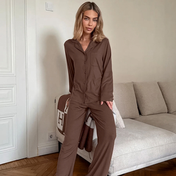 Set de pijamale cu stil european și american, din poliester, țesătură subțire 121–140 g/m², mâneci lungi și pantaloni lungi.