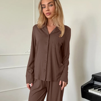 Set de pijamale cu stil european și american, din poliester, țesătură subțire 121–140 g/m², mâneci lungi și pantaloni lungi.