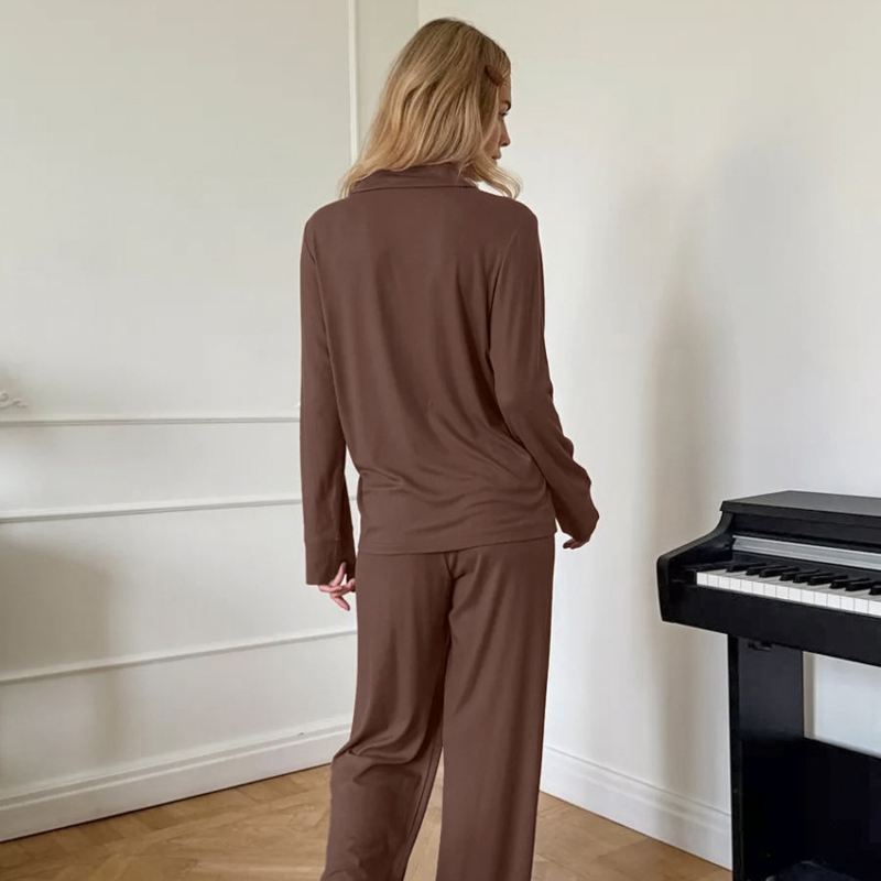 Set de pijamale cu stil european și american, din poliester, țesătură subțire 121–140 g/m², mâneci lungi și pantaloni lungi.