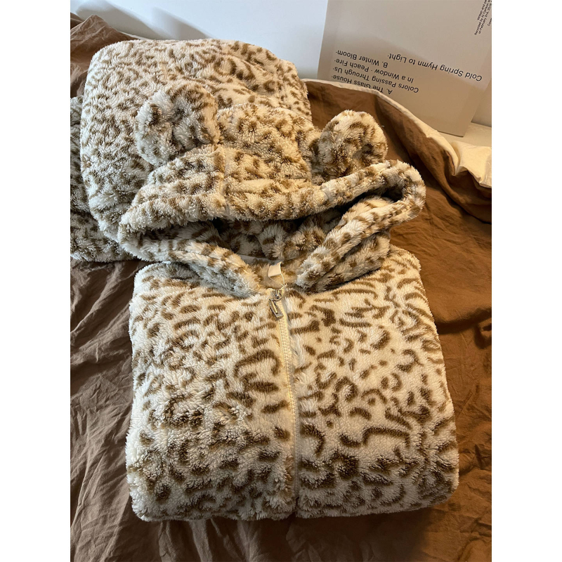 Pidžama set leopard print od debelog fleesa, kardigan stil, okrugli vrat, duge hlaće