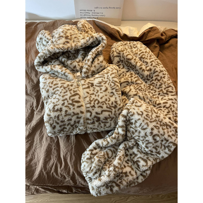 Pidžama set leopard print od debelog fleesa, kardigan stil, okrugli vrat, duge hlaće