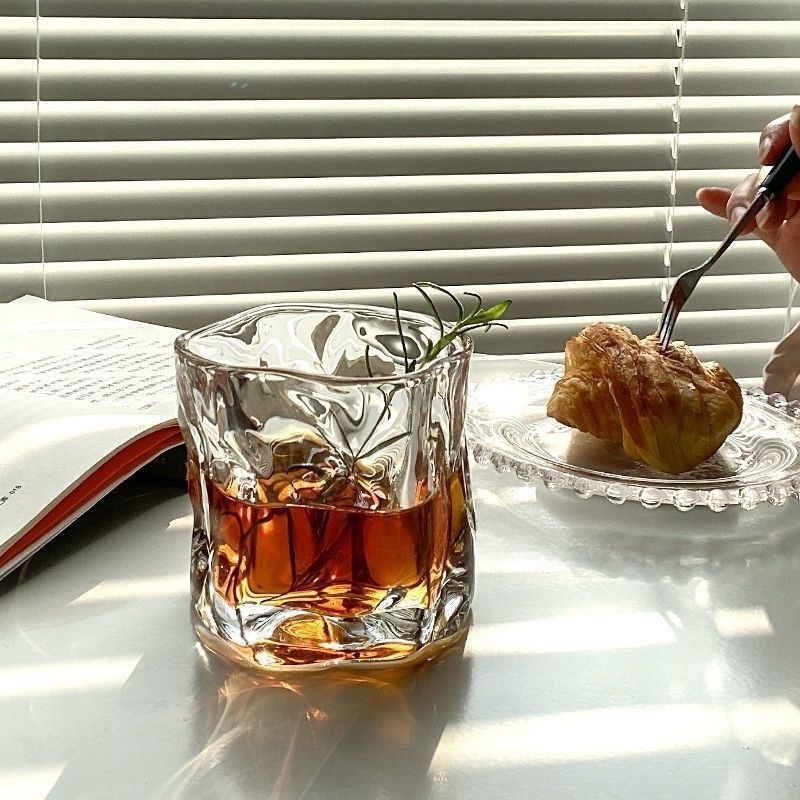 Pohár zo skla v štýle Ins so slamkou, sklo s vysokou borosilikátovou odolnosťou, okrúhly tvar, ľadovcová textúra, prenosný