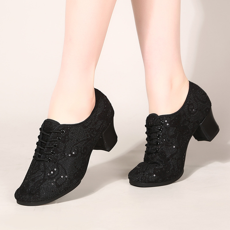 Plesne cipele – prozračni mrežasti gornji dio, lagane, upijaju znoj, gumeni potplat, pogodne za latino, moderni ples i balet