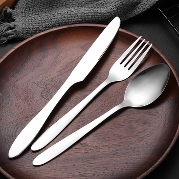 Trojbodový set jedálenského príslušenstva západného štýlu – nôž, vidlička a lyžica; 410 nerezová oceľ; zrkadlové leštenie; prispôsobiteľný; súkromná značka